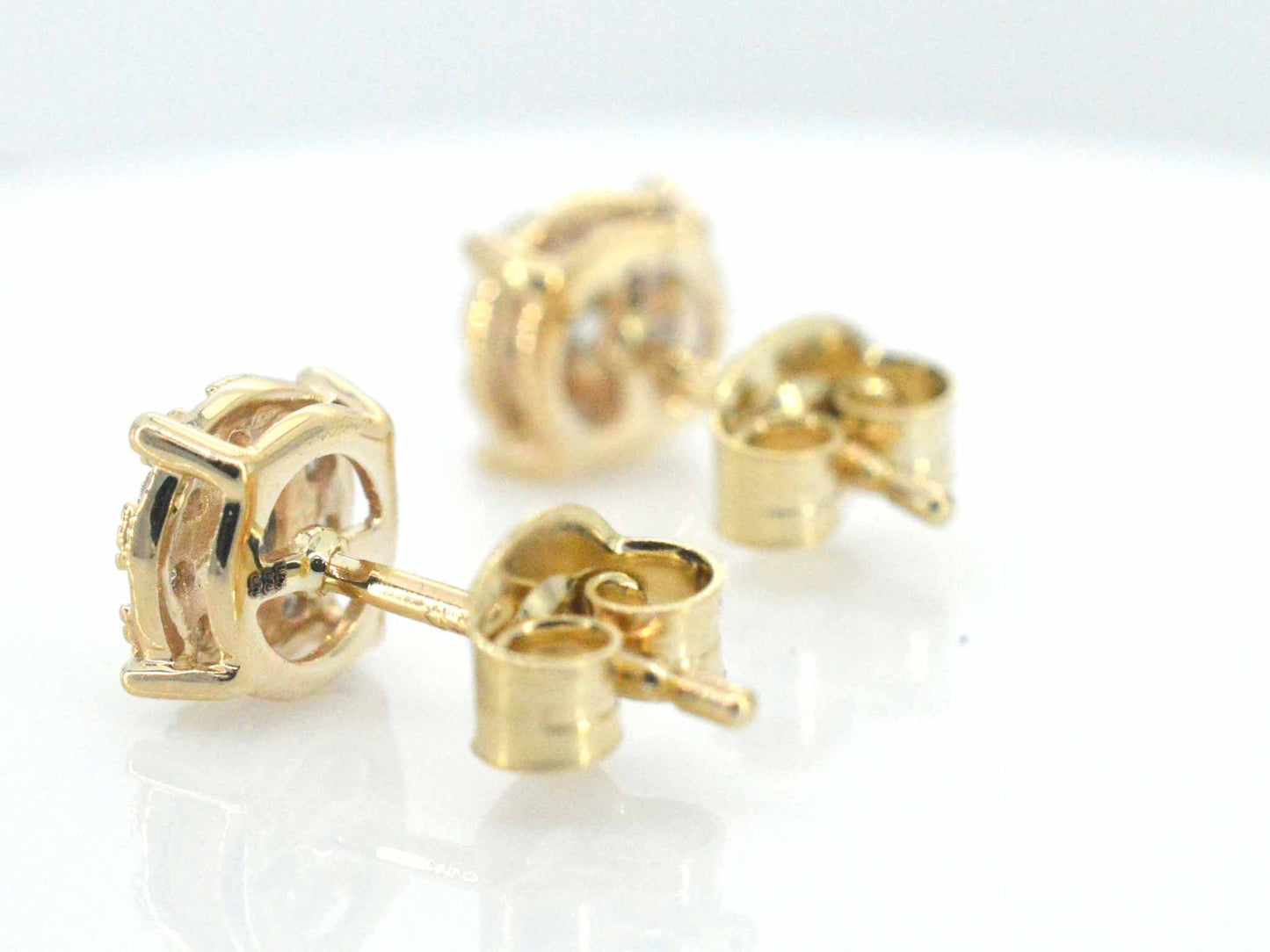 Gouden oorbellen met briljant geslepen diamanten