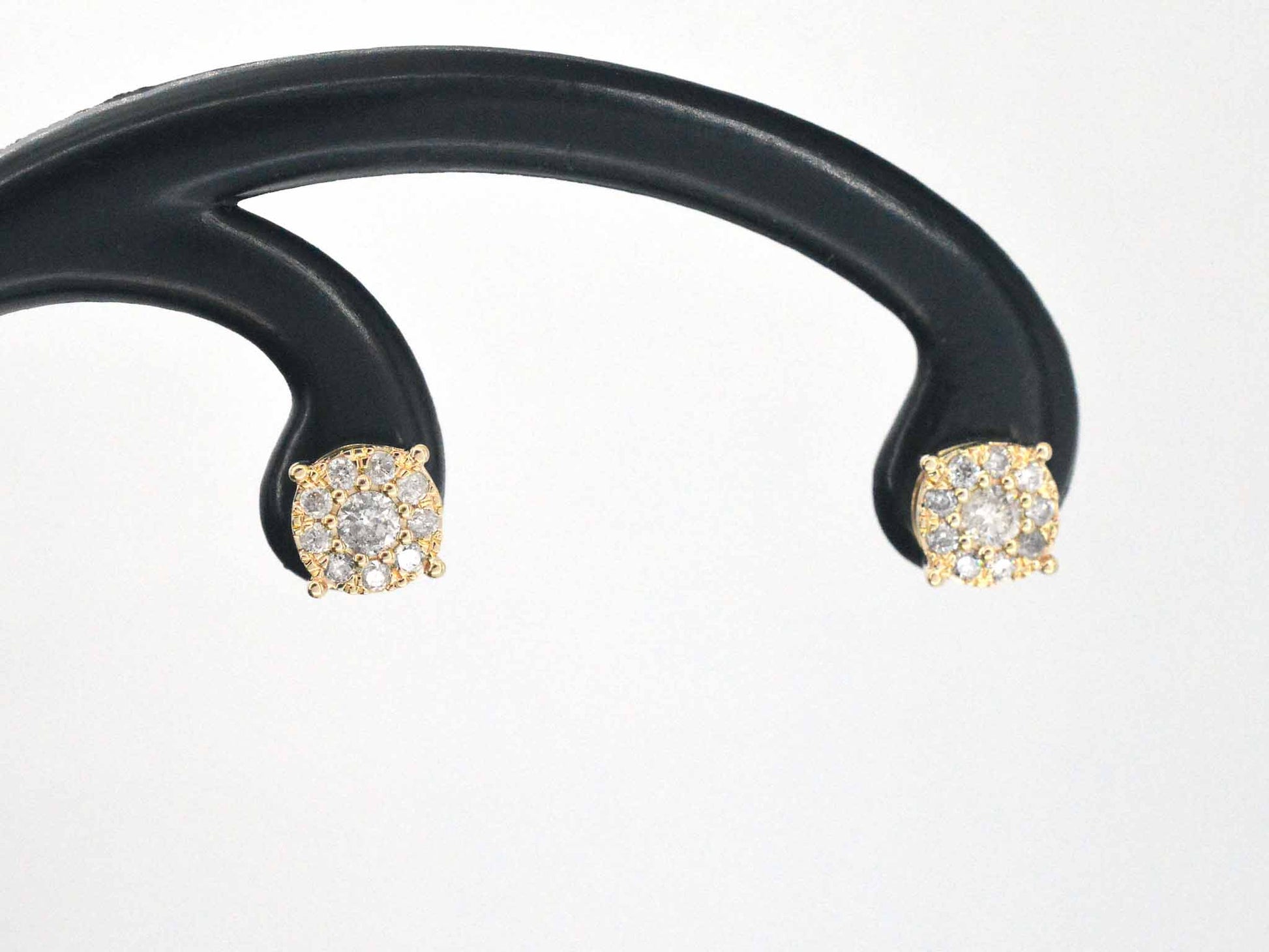 Gouden oorbellen met briljant geslepen diamanten