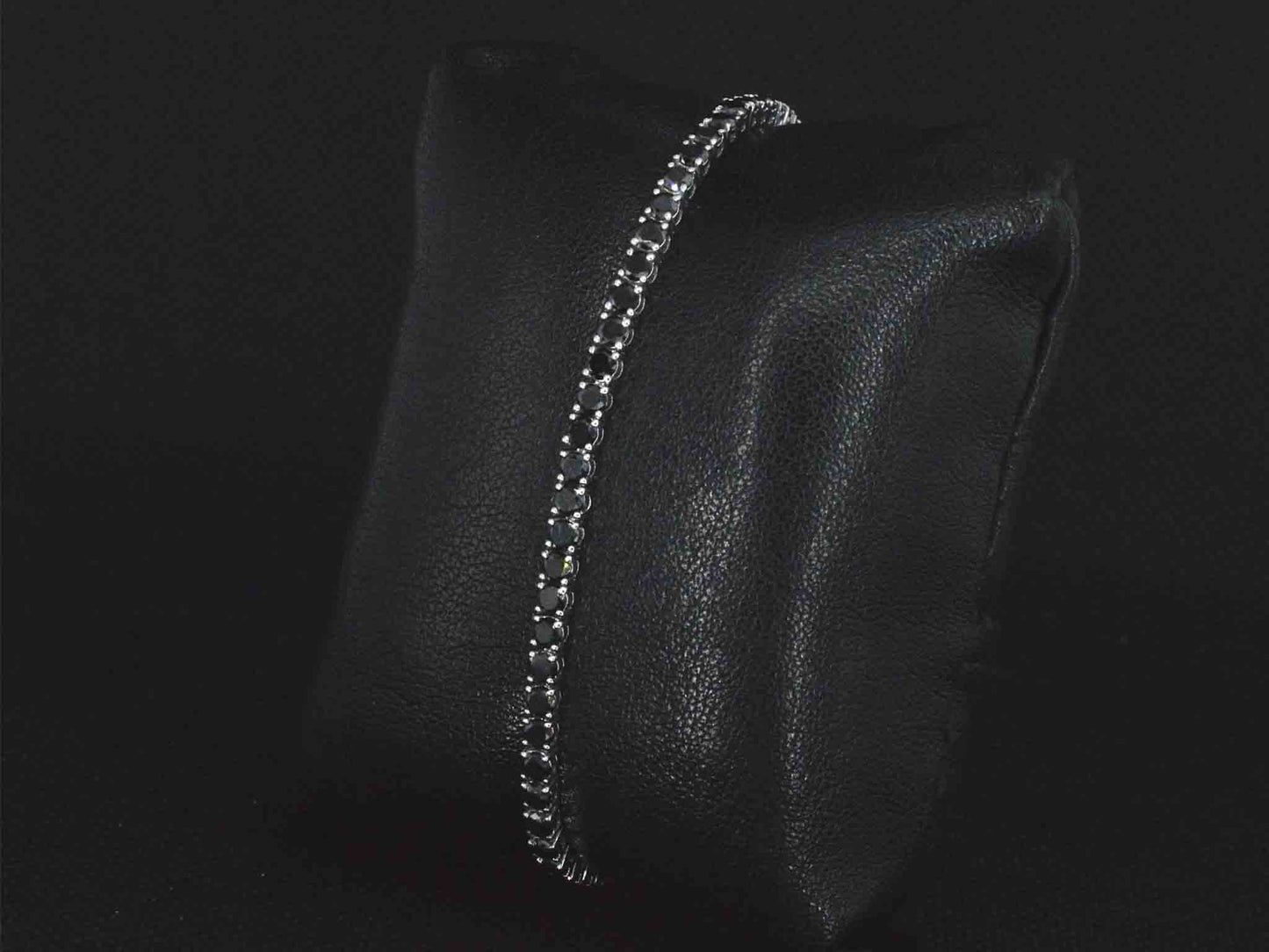 Witgouden armband met 7.00 carat zwarte Briljant geslepen diamanten