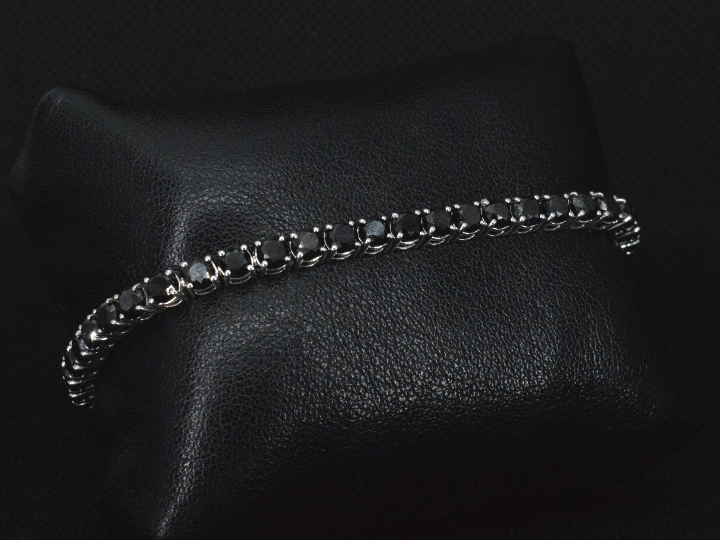 Witgouden armband met 16.00 carat zwarte Briljant geslepen diamanten