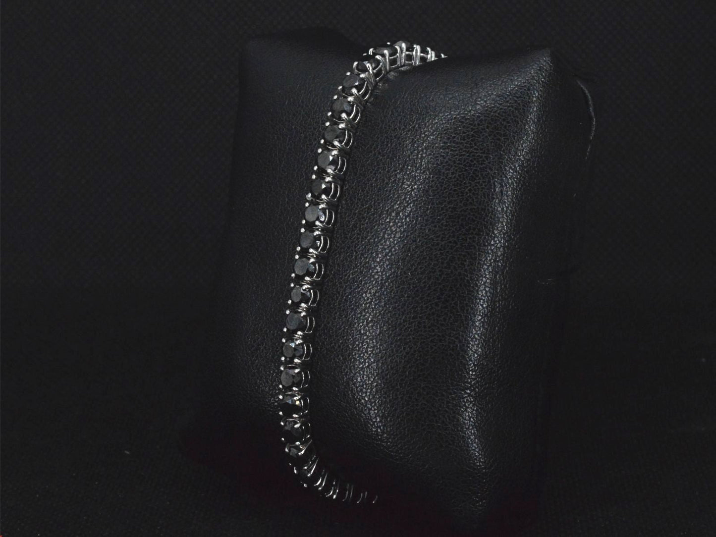 Witgouden armband met 16.00 carat zwarte Briljant geslepen diamanten