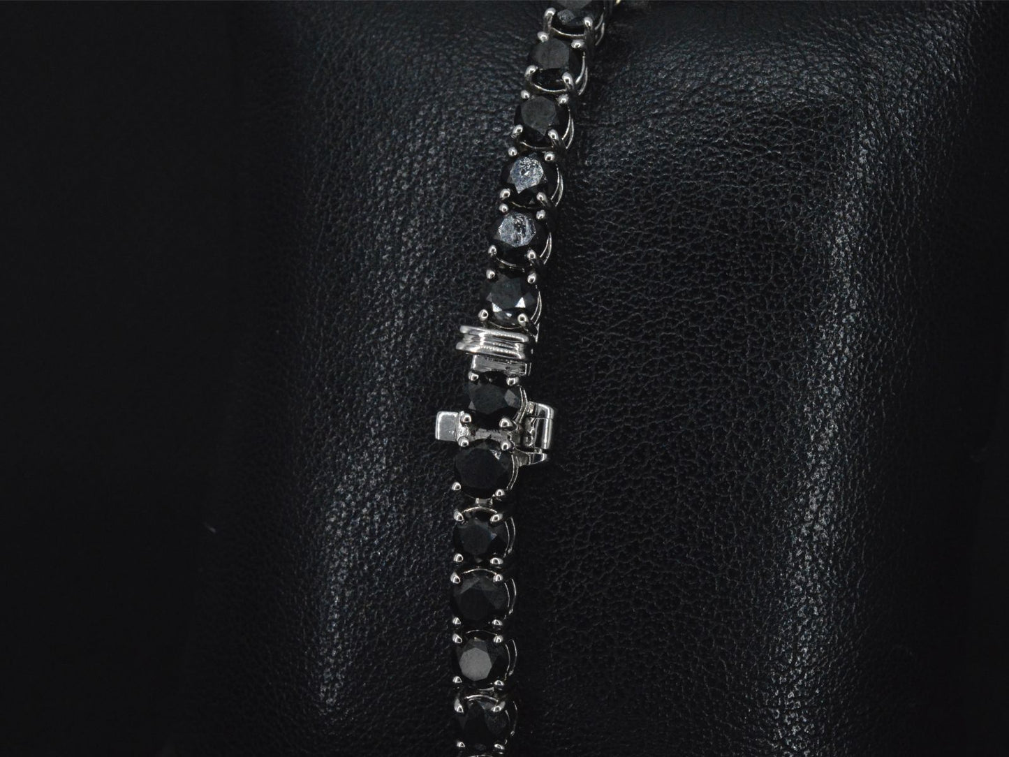 Witgouden armband met 16.00 carat zwarte Briljant geslepen diamanten