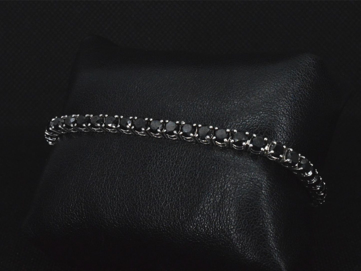 Witgouden armband met 16.00 carat zwarte Briljant geslepen diamanten