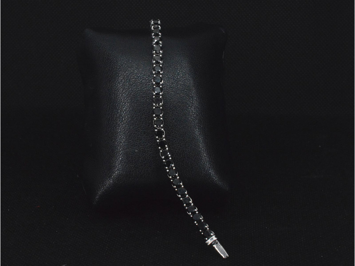 Witgouden armband met 16.00 carat zwarte Briljant geslepen diamanten