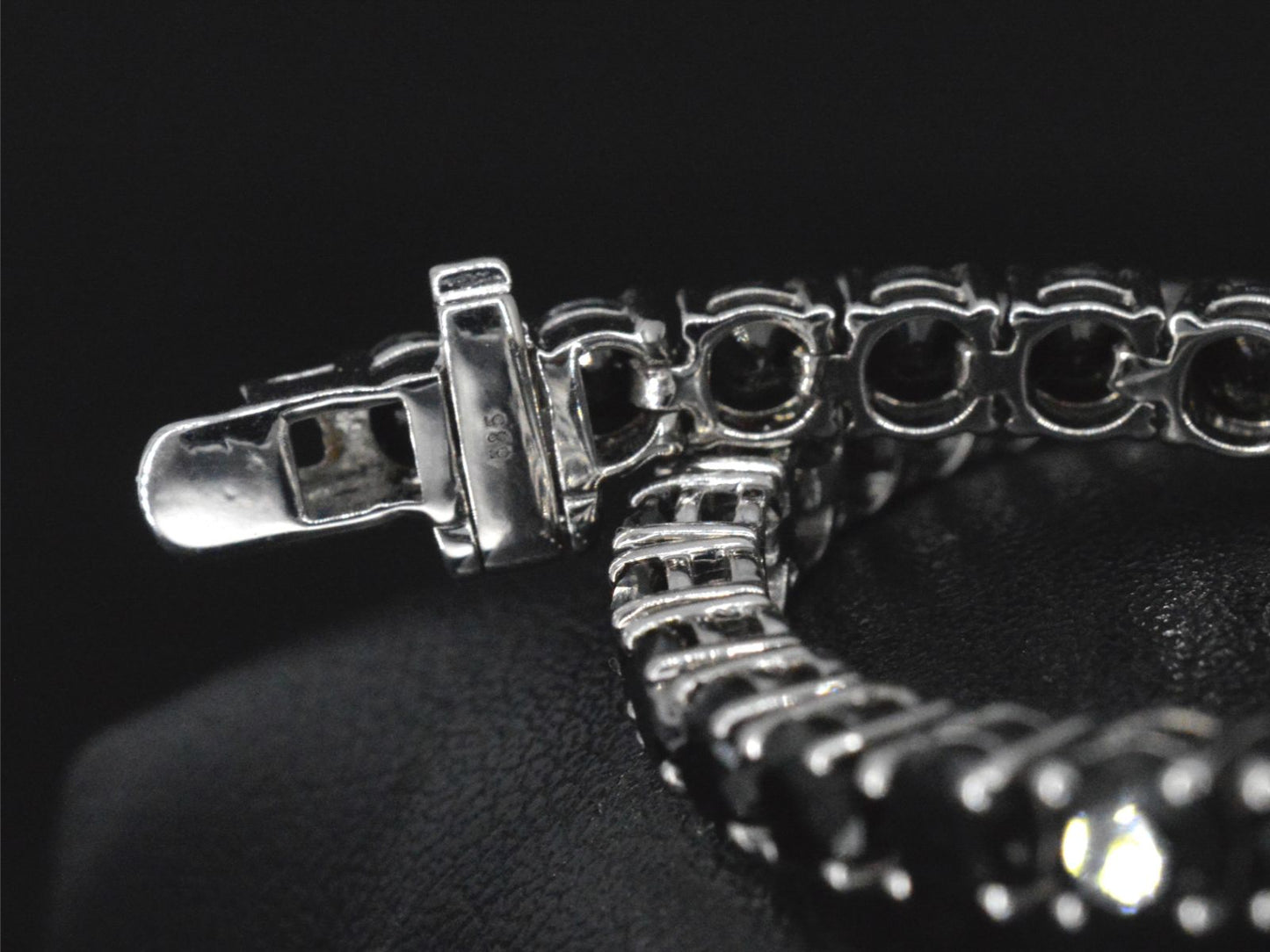 Witgouden armband met 16.00 carat zwarte Briljant geslepen diamanten