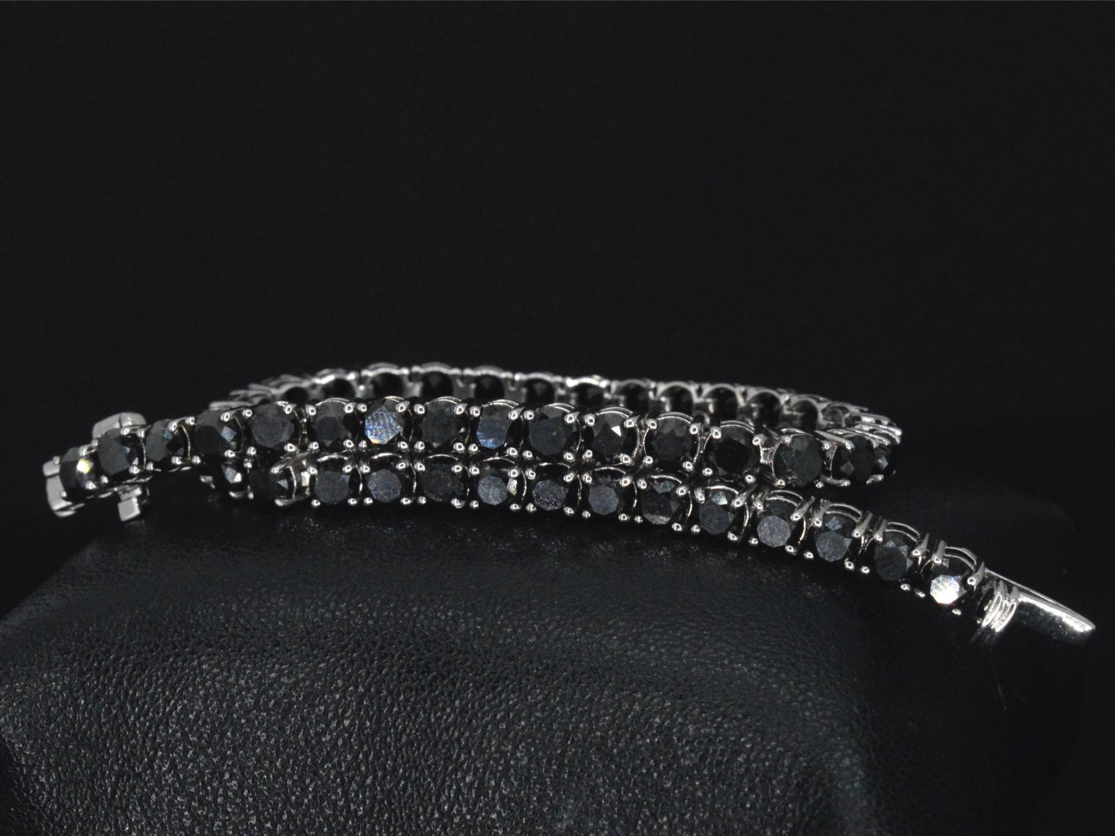Witgouden armband met 16.00 carat zwarte Briljant geslepen diamanten