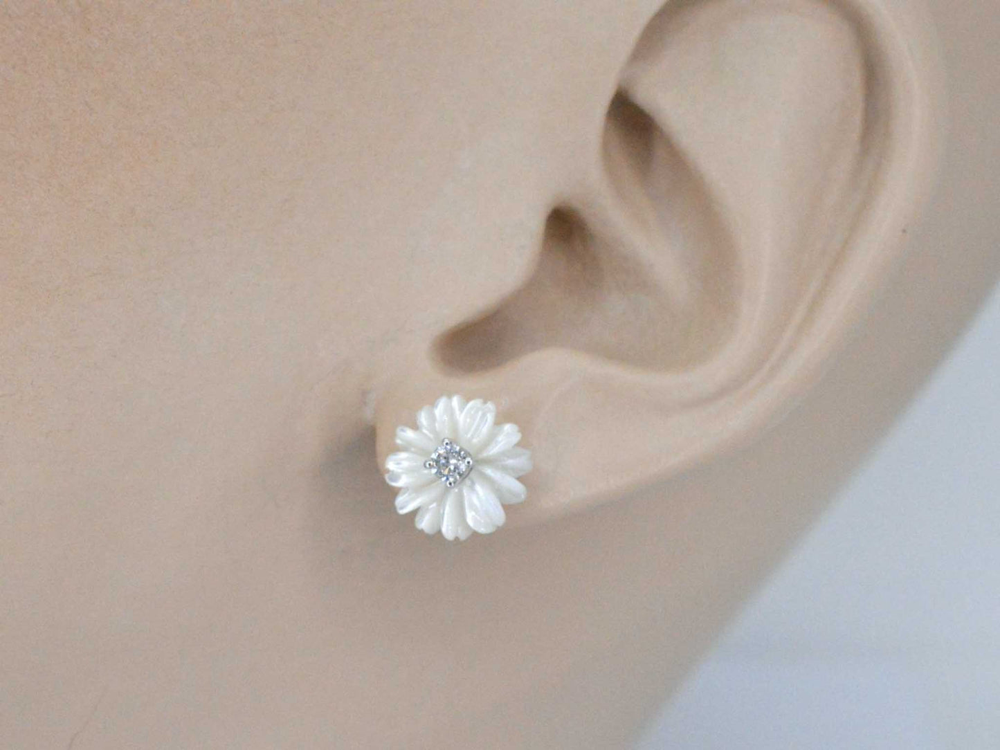 Witgouden oorbellen met 0.18 carat diamanten en parelmoer edele bloem
