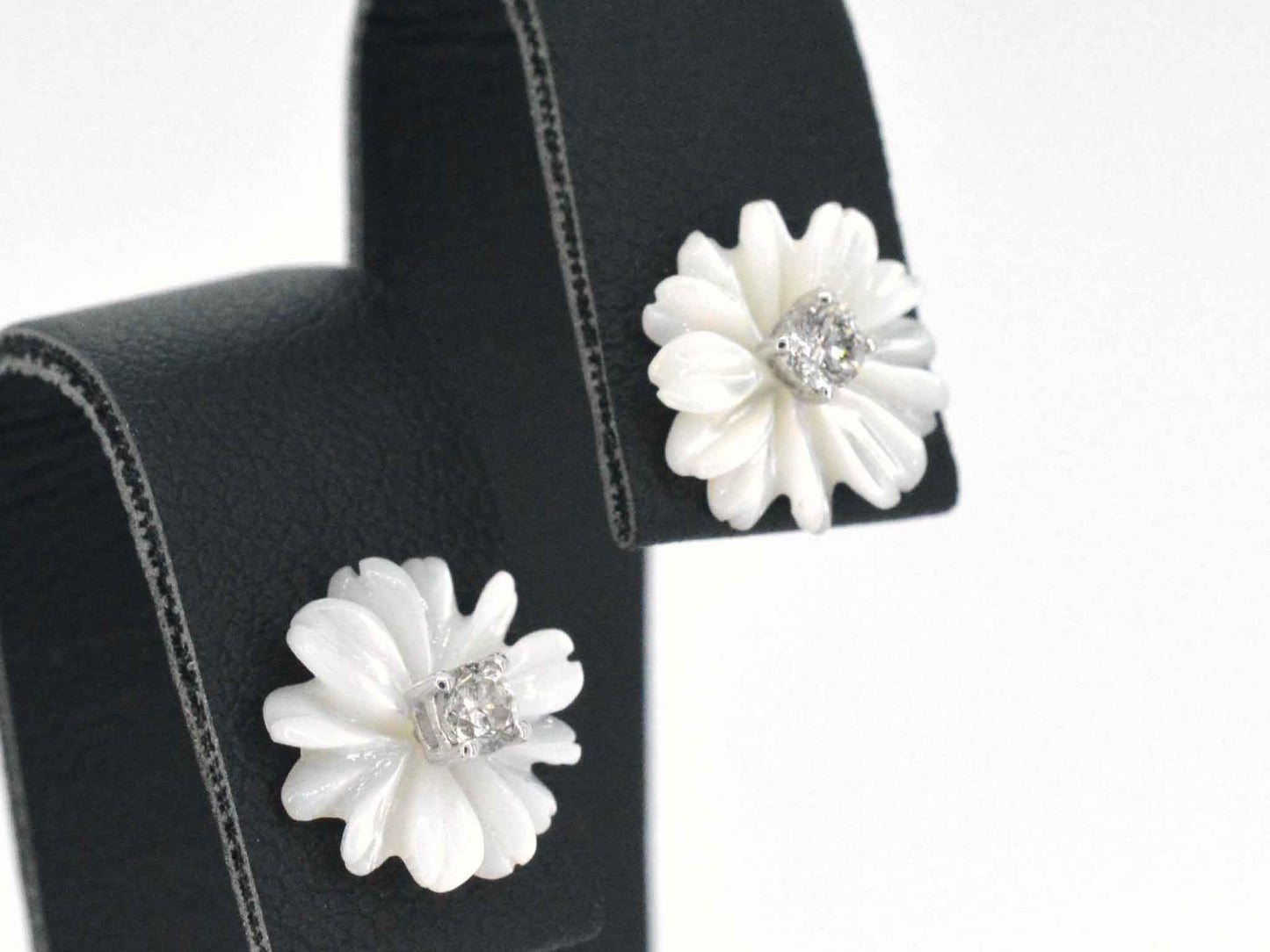 Witgouden oorbellen met 0.18 carat diamanten en parelmoer edele bloem