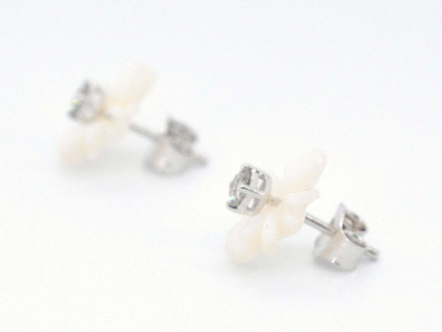 Witgouden oorbellen met 0.18 carat diamanten en parelmoer edele bloem
