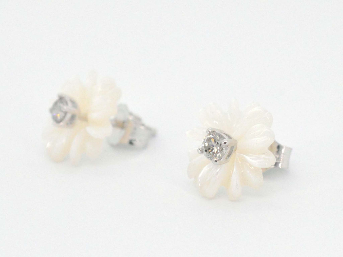 Witgouden oorbellen met 0.18 carat diamanten en parelmoer edele bloem