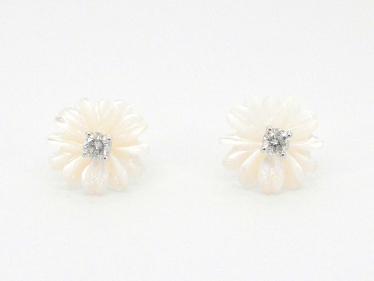 Witgouden oorbellen met 0.18 carat diamanten en parelmoer edele bloem