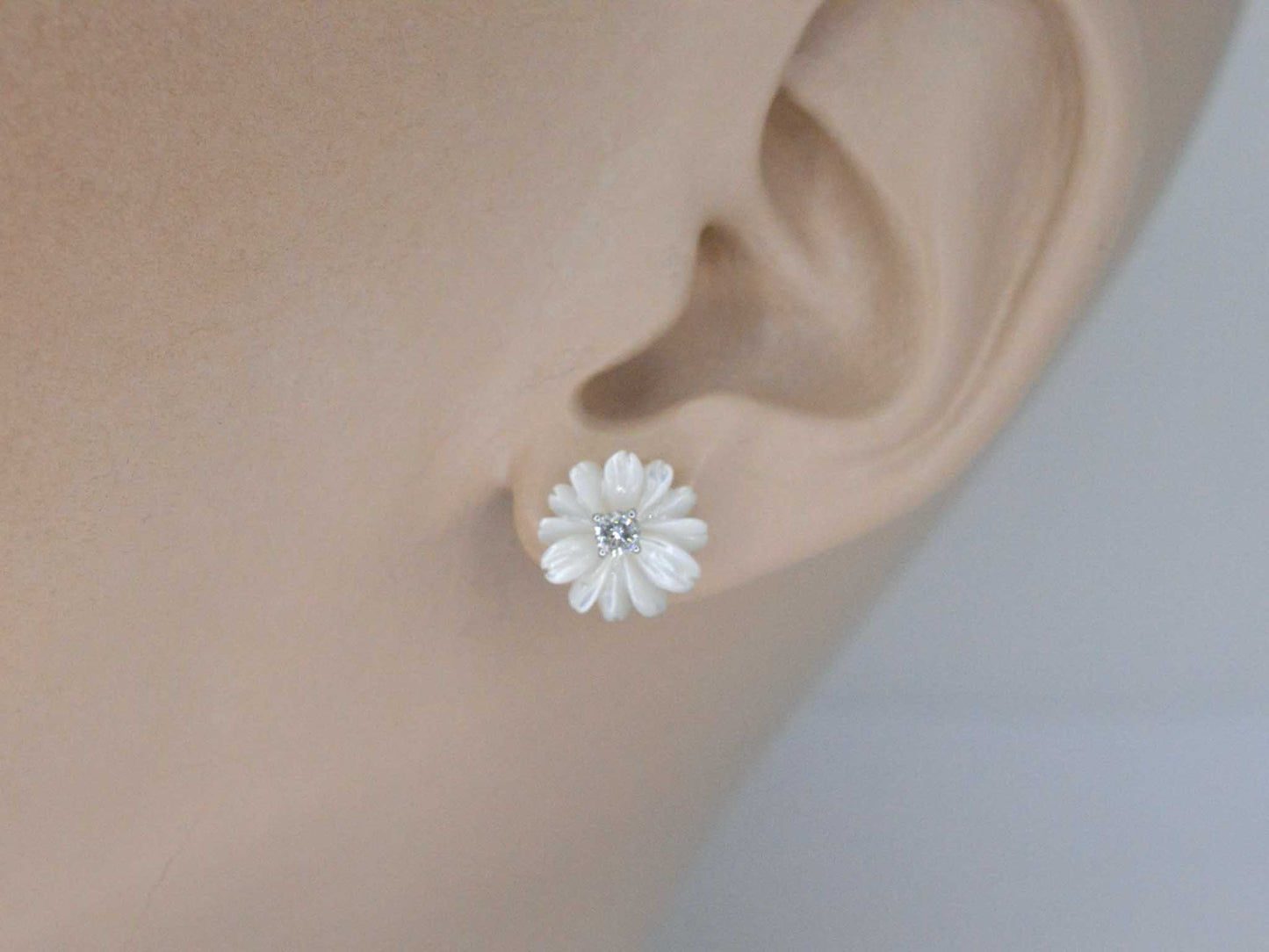 Gouden oorbellen met 0.18 carat diamanten en parelmoer edele bloem