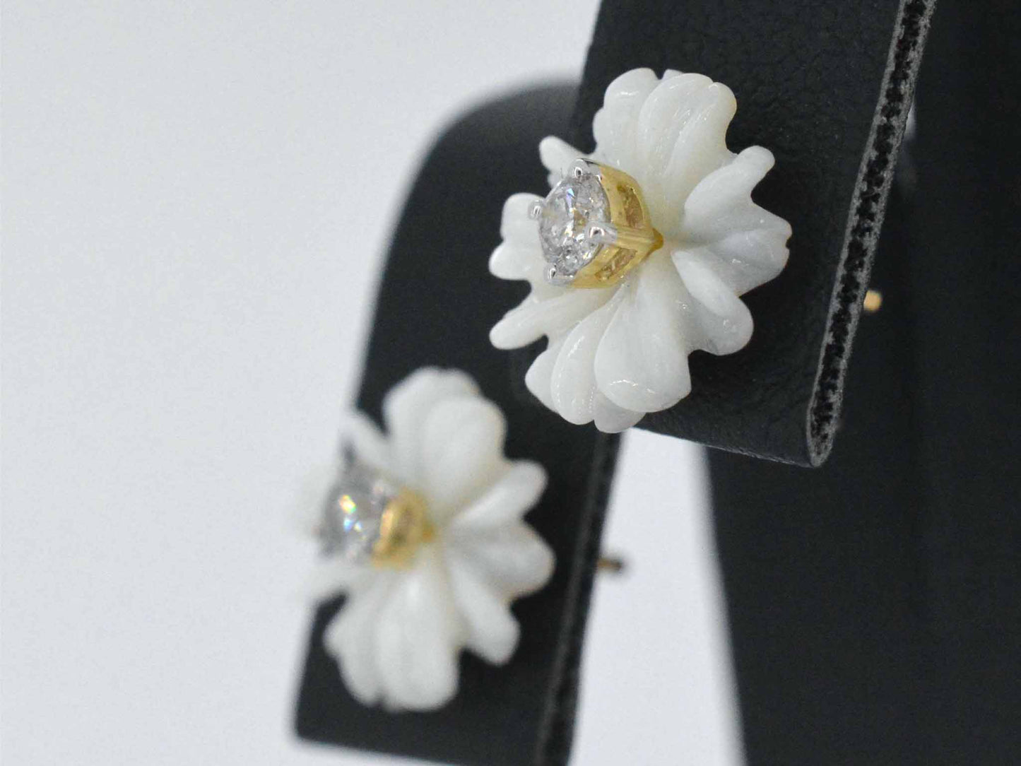 Gouden oorbellen met 0.18 carat diamanten en parelmoer edele bloem
