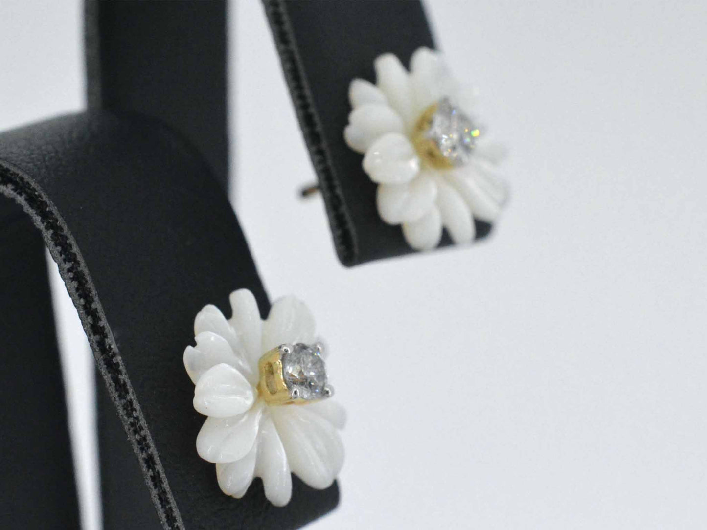 Gouden oorbellen met 0.18 carat diamanten en parelmoer edele bloem