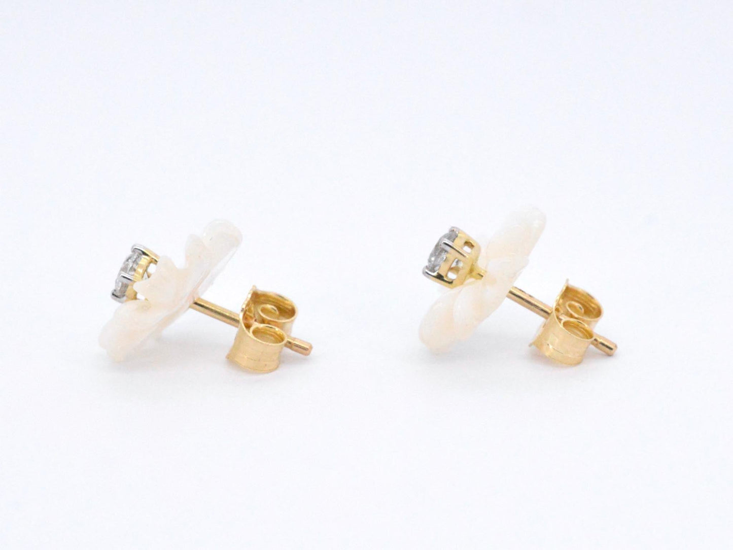 Gouden oorbellen met 0.18 carat diamanten en parelmoer edele bloem