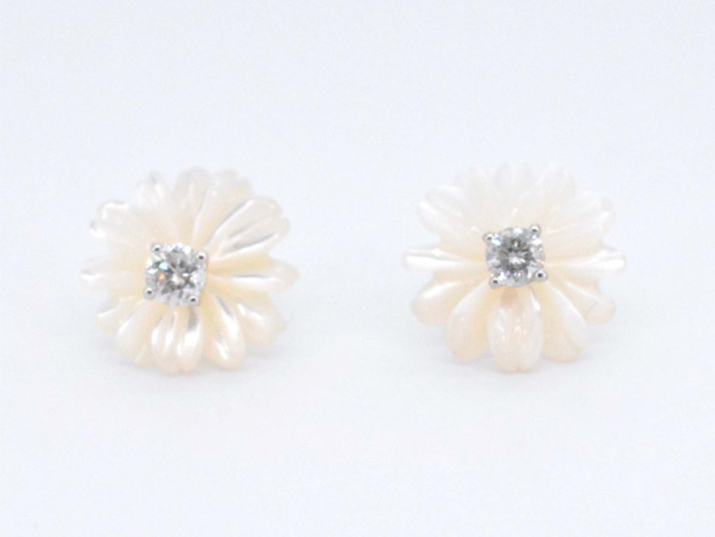 Gouden oorbellen met 0.18 carat diamanten en parelmoer edele bloem