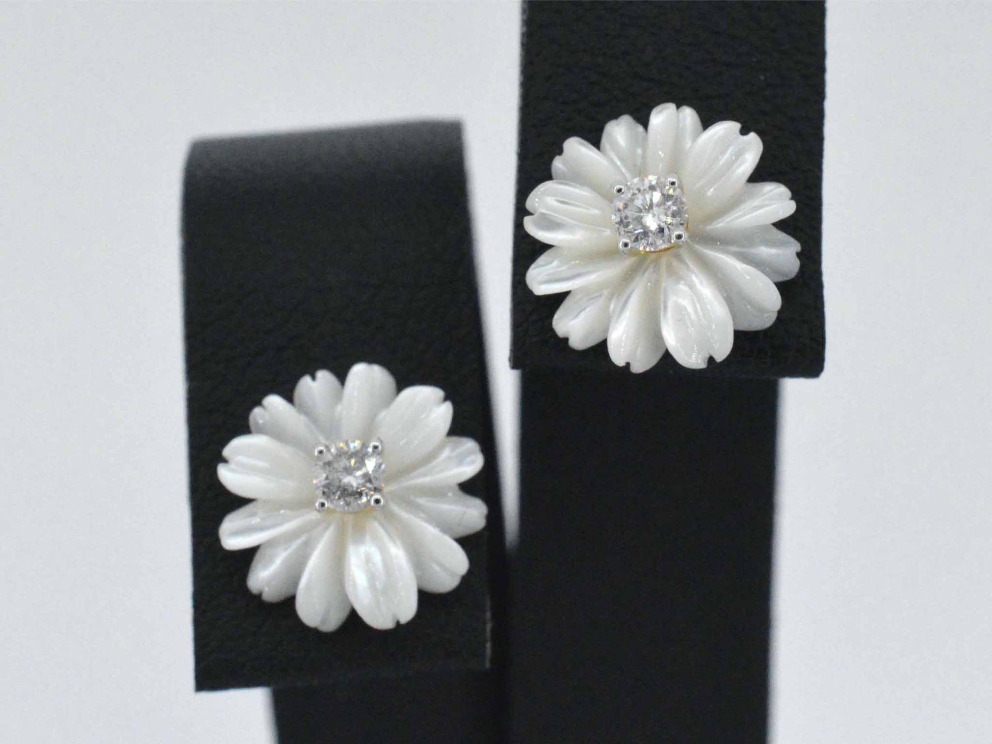 Gouden oorbellen met 0.18 carat diamanten en parelmoer edele bloem