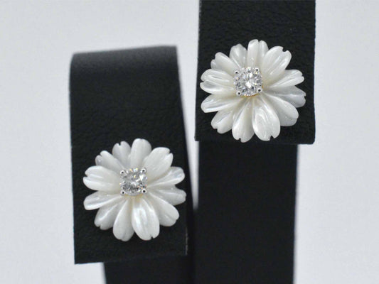 Gouden oorbellen met 0.18 carat diamanten en parelmoer edele bloem