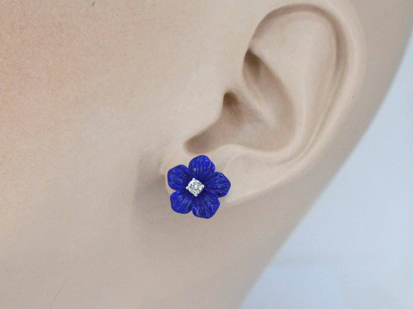 Witgouden oorbellen 0.18 carat met blauwe edele bloem en grote diamanten