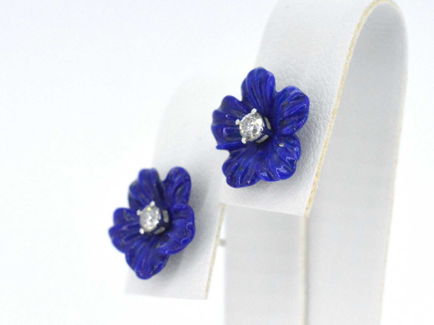 Witgouden oorbellen 0.18 carat met blauwe edele bloem en grote diamanten