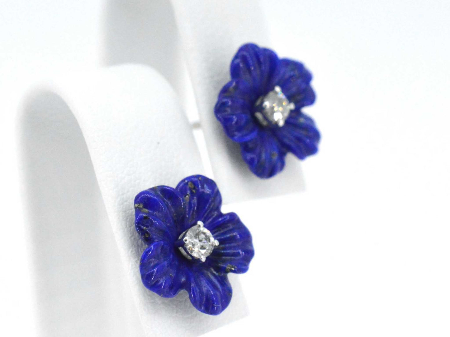 Witgouden oorbellen 0.18 carat met blauwe edele bloem en grote diamanten
