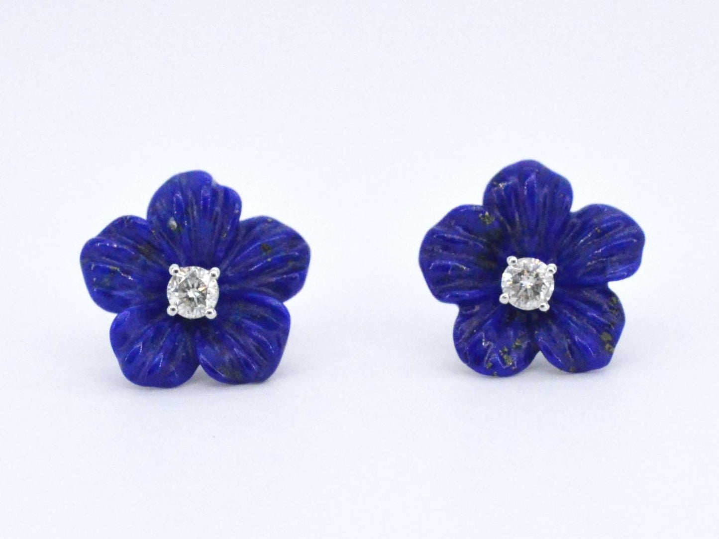 Witgouden oorbellen 0.18 carat met blauwe edele bloem en grote diamanten