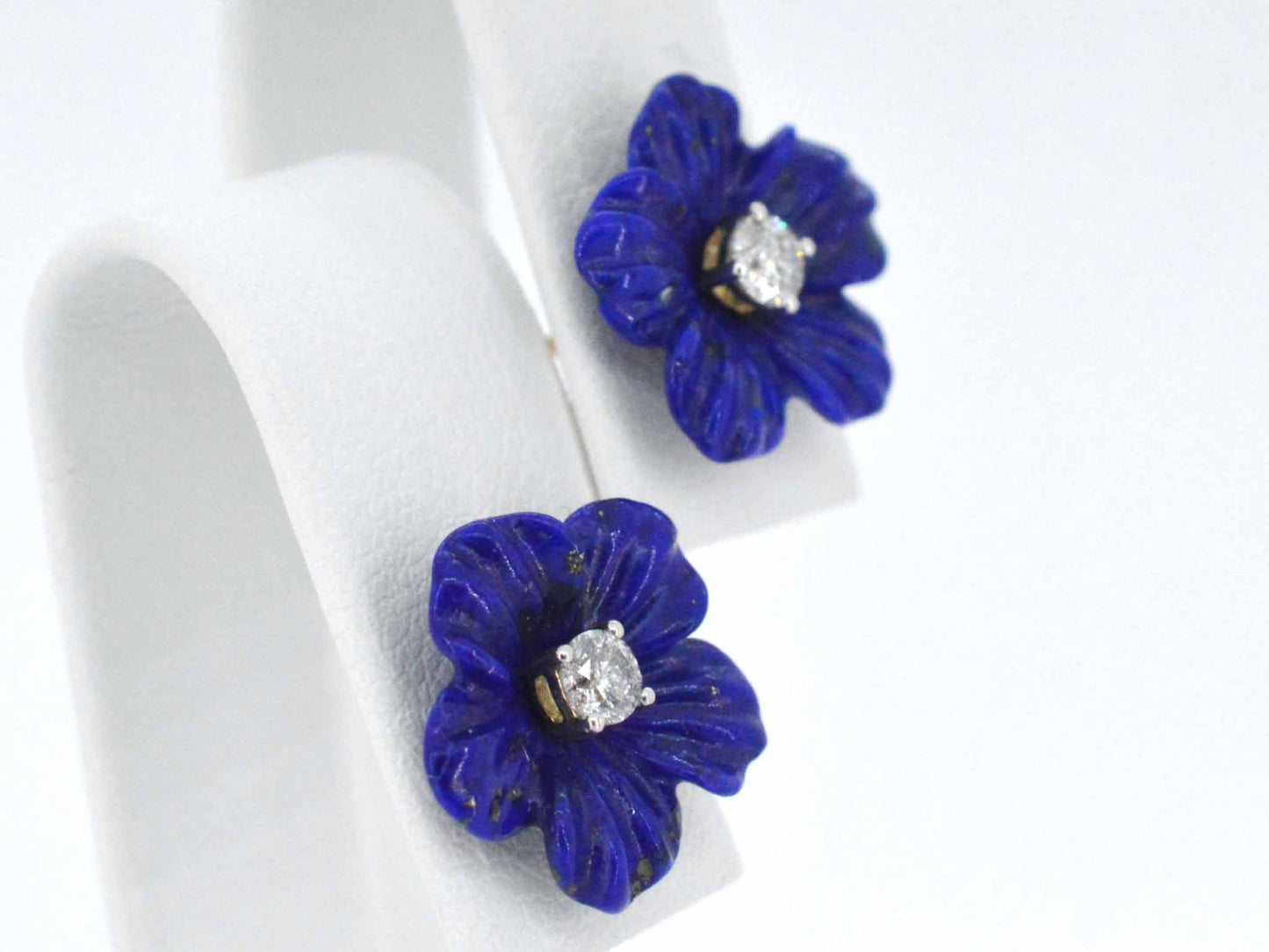 Gouden oorbellen 0.18 carat met blauwe edele bloem en grote diamanten