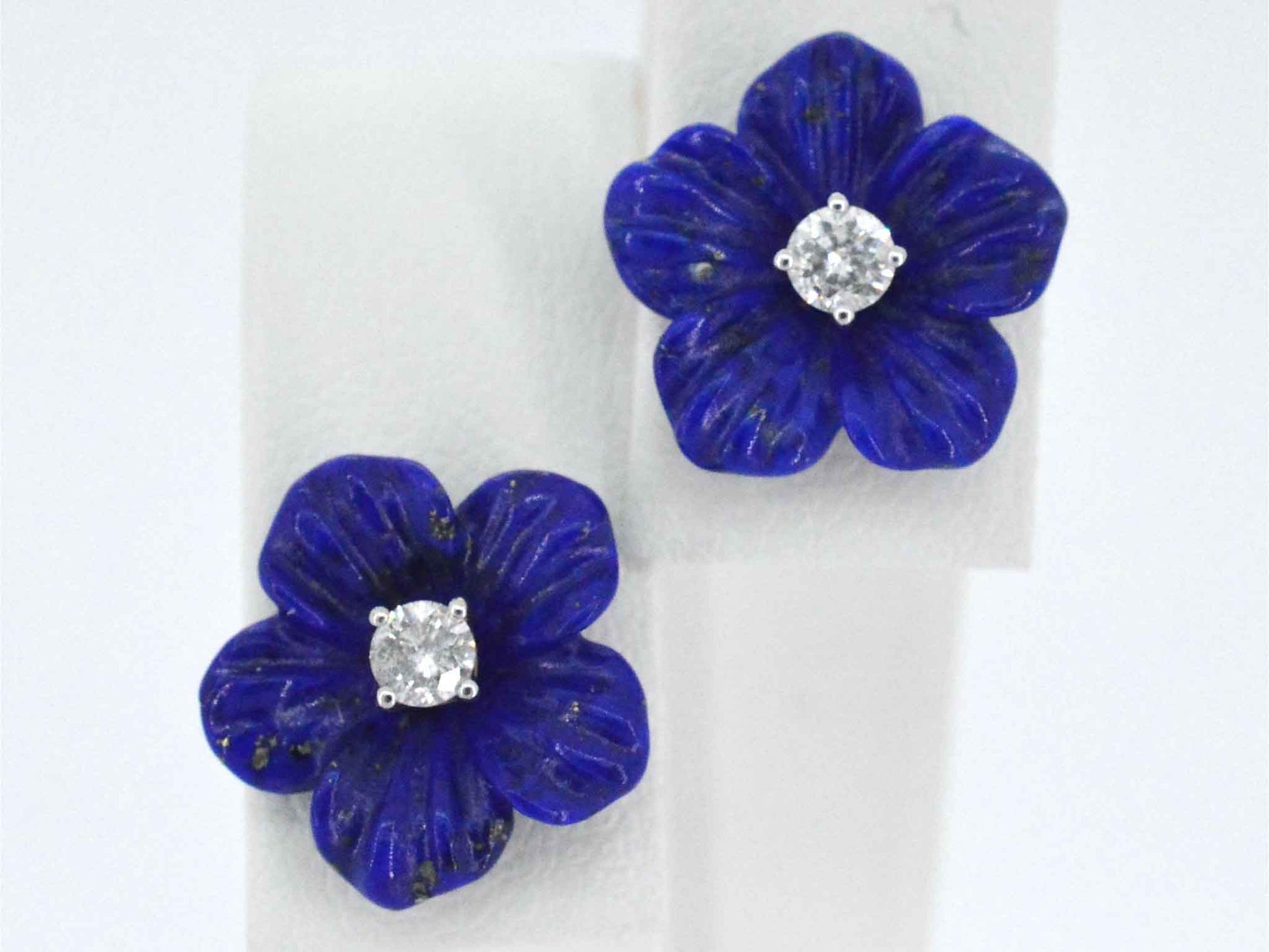 Gouden oorbellen 0.18 carat met blauwe edele bloem en grote diamanten