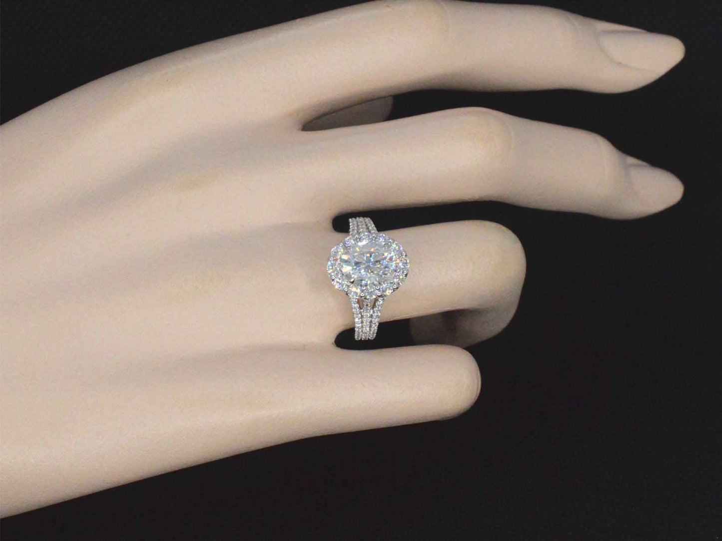 Witgouden ring met diamanten en een 2.11 carat oval shape