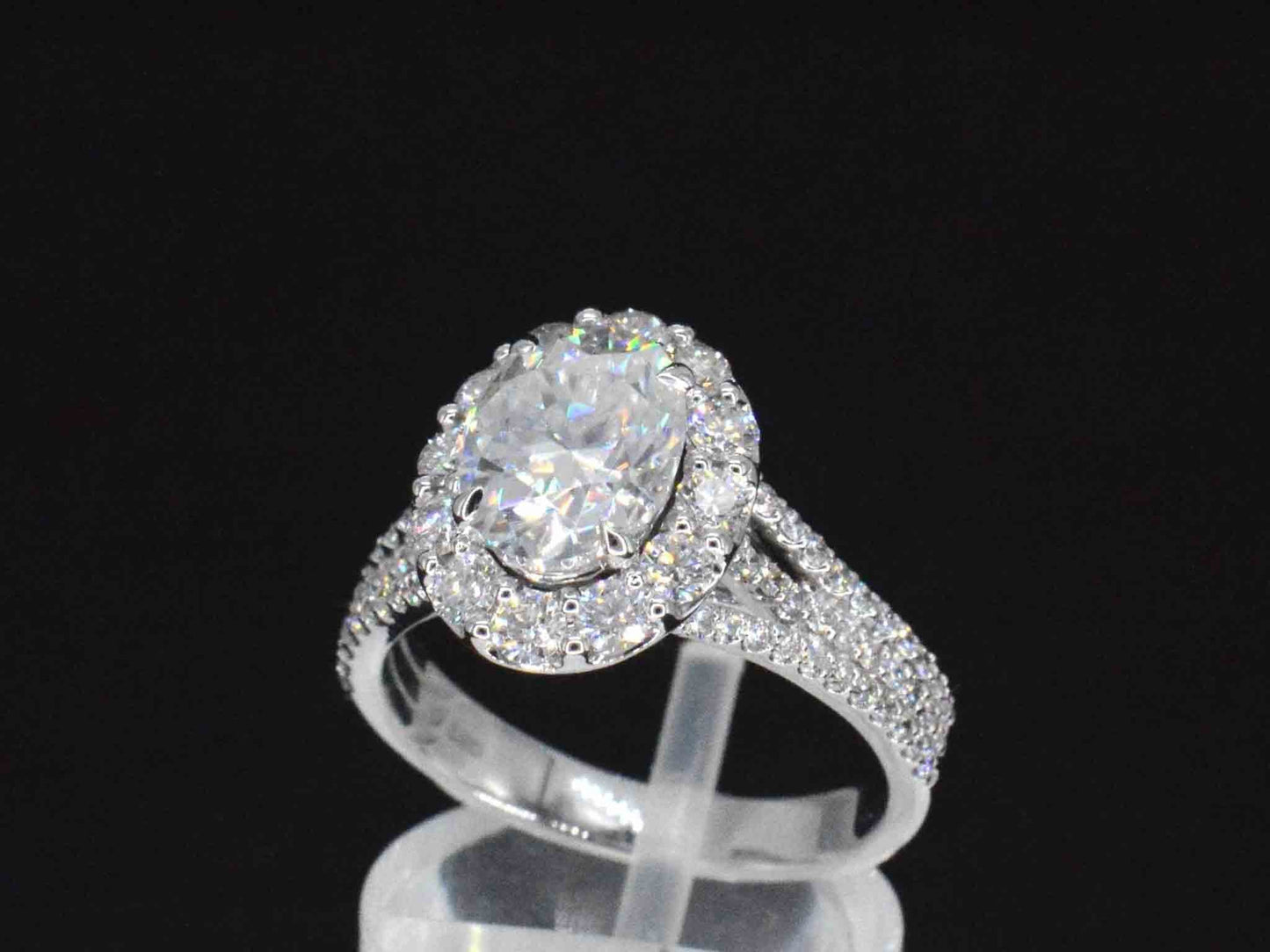 Witgouden ring met diamanten en een 2.11 carat oval shape