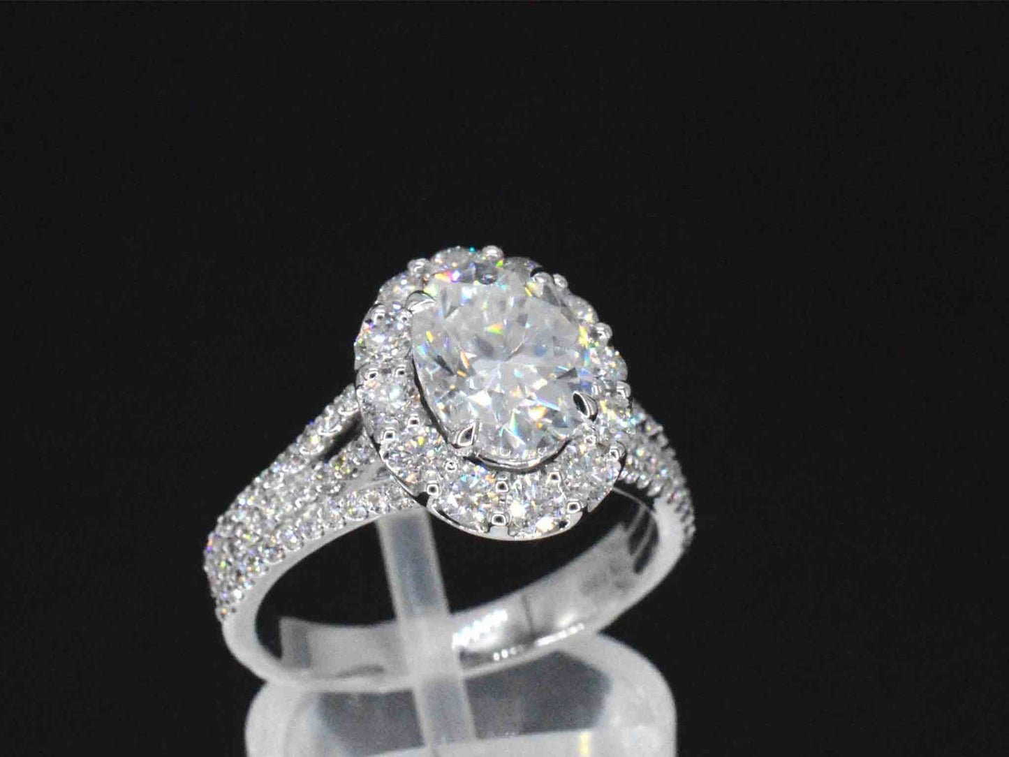 Witgouden ring met diamanten en een 2.11 carat oval shape