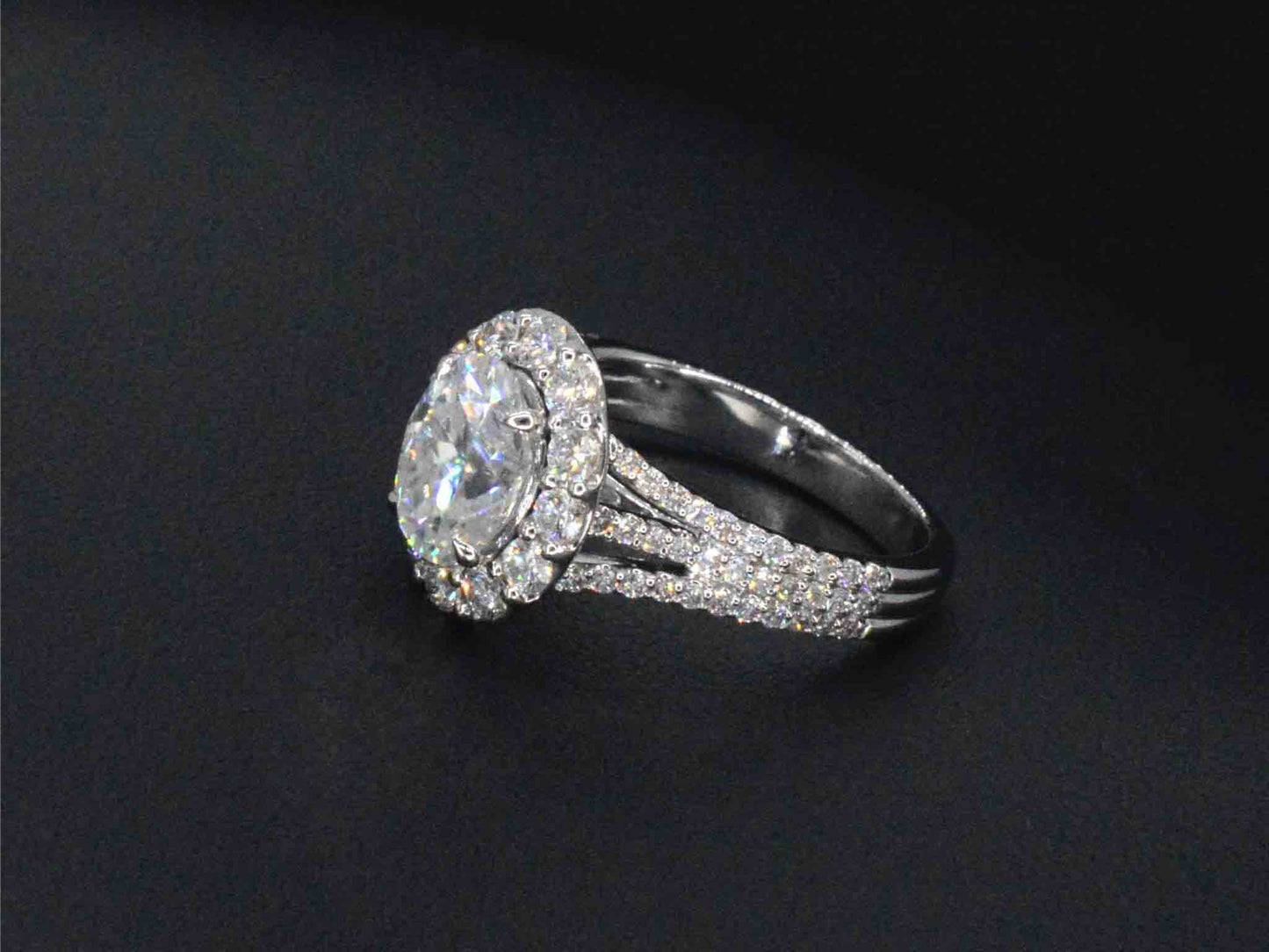 Witgouden ring met diamanten en een 2.11 carat oval shape