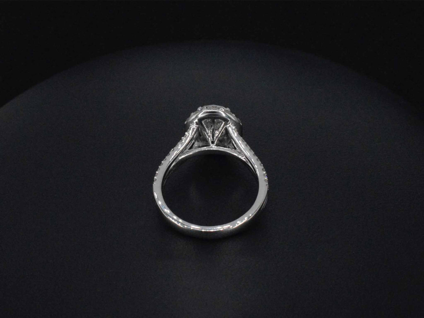 Witgouden ring met diamanten en een 2.11 carat oval shape