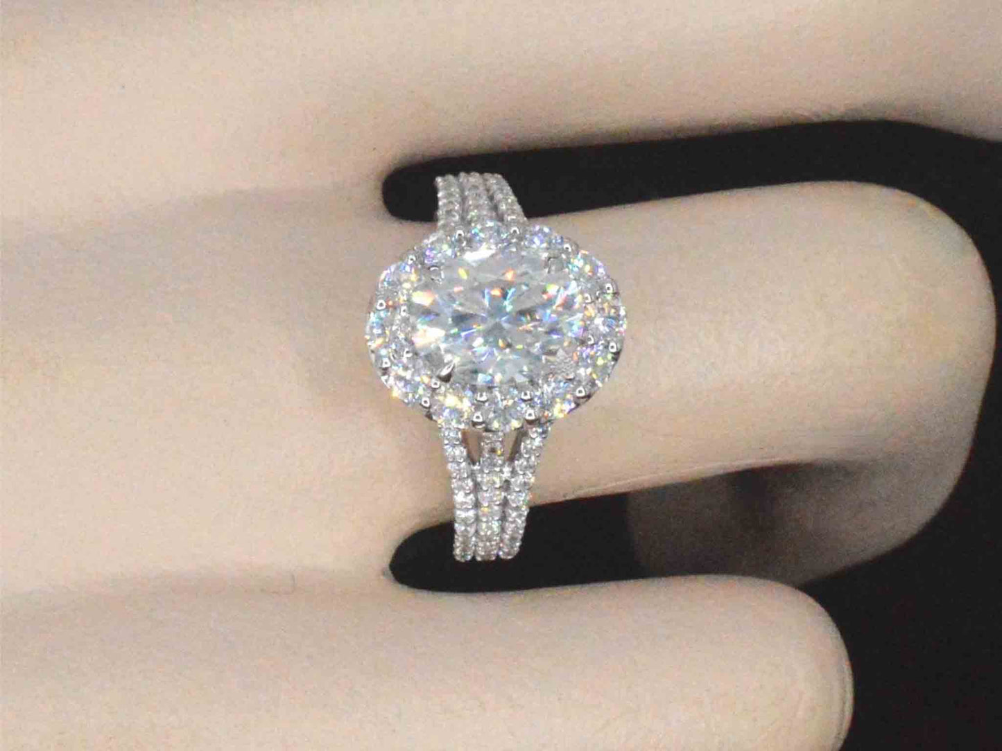 Witgouden ring met diamanten en een 2.11 carat oval shape