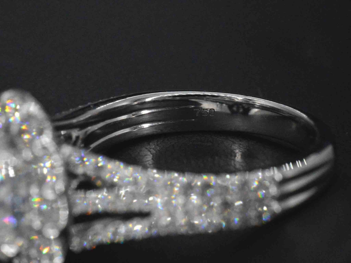 Witgouden ring met diamanten en een 2.11 carat oval shape