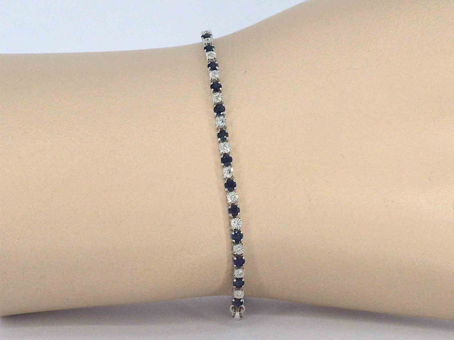 Witgouden tennis armband met diamanten en saffieren
