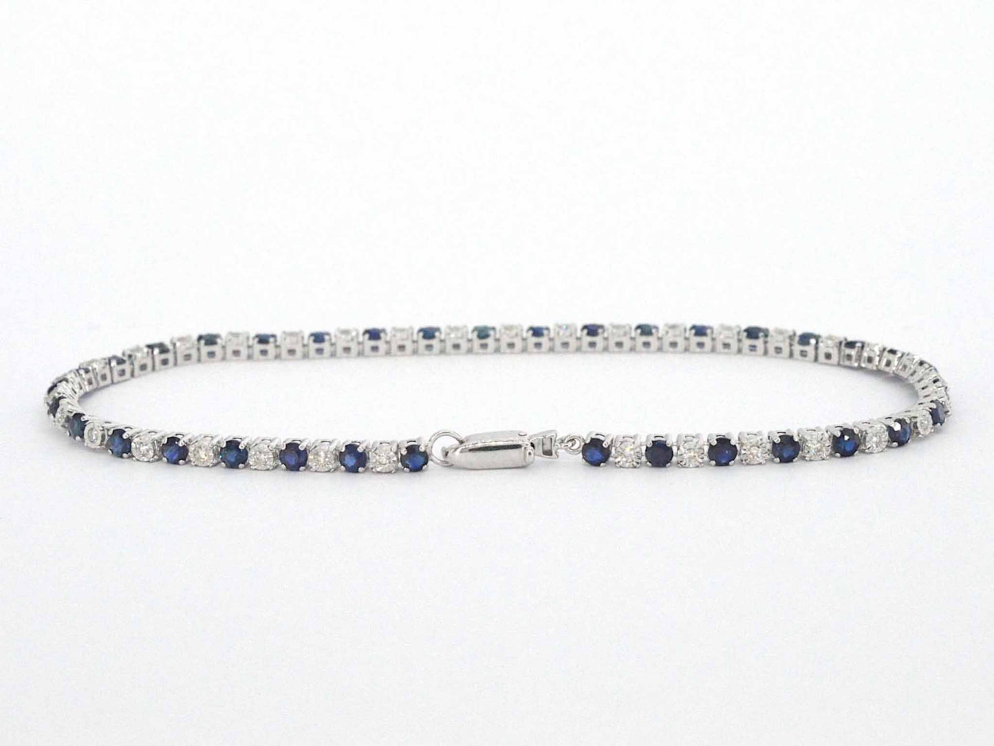 Witgouden tennis armband met diamanten en saffieren