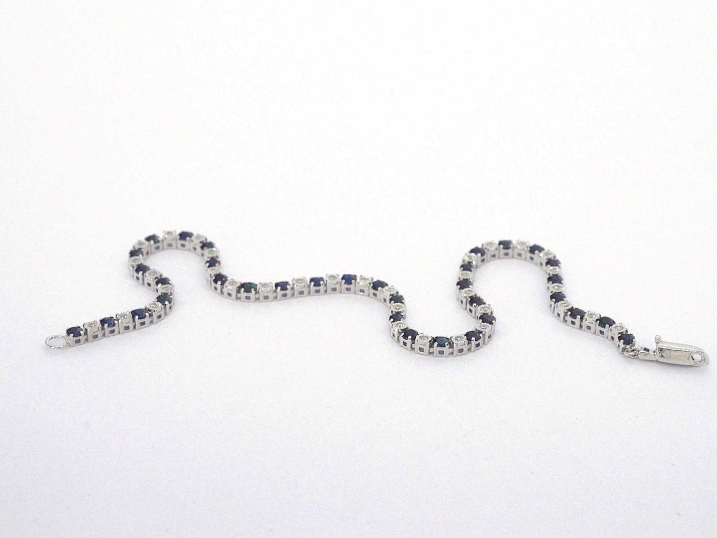 Witgouden tennis armband met diamanten en saffieren