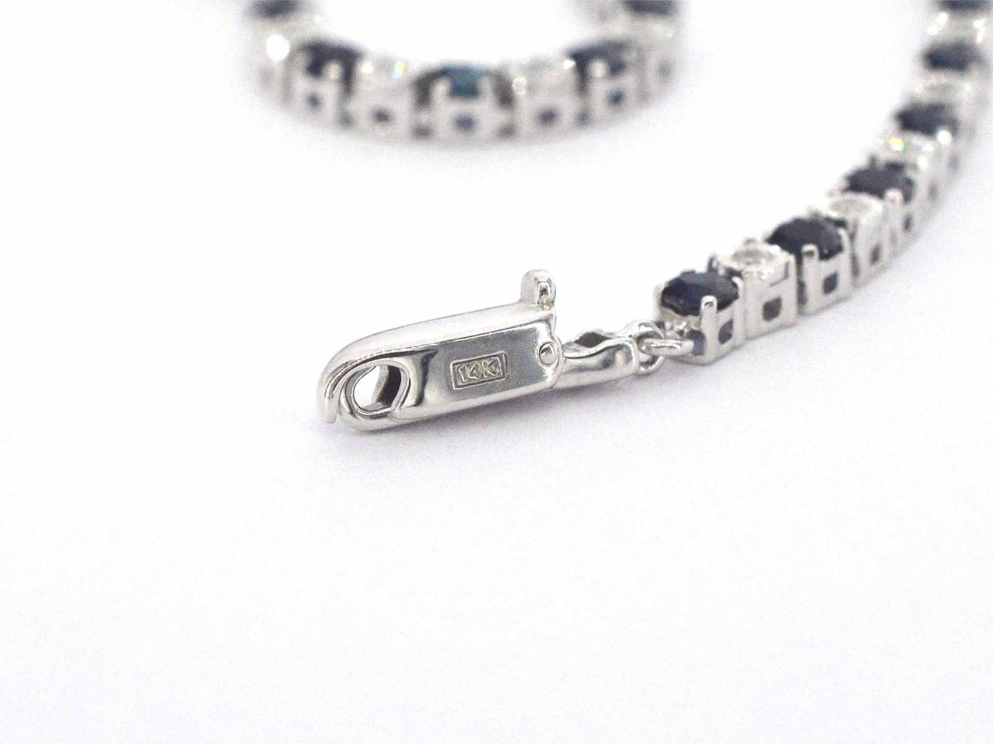 Witgouden tennis armband met diamanten en saffieren