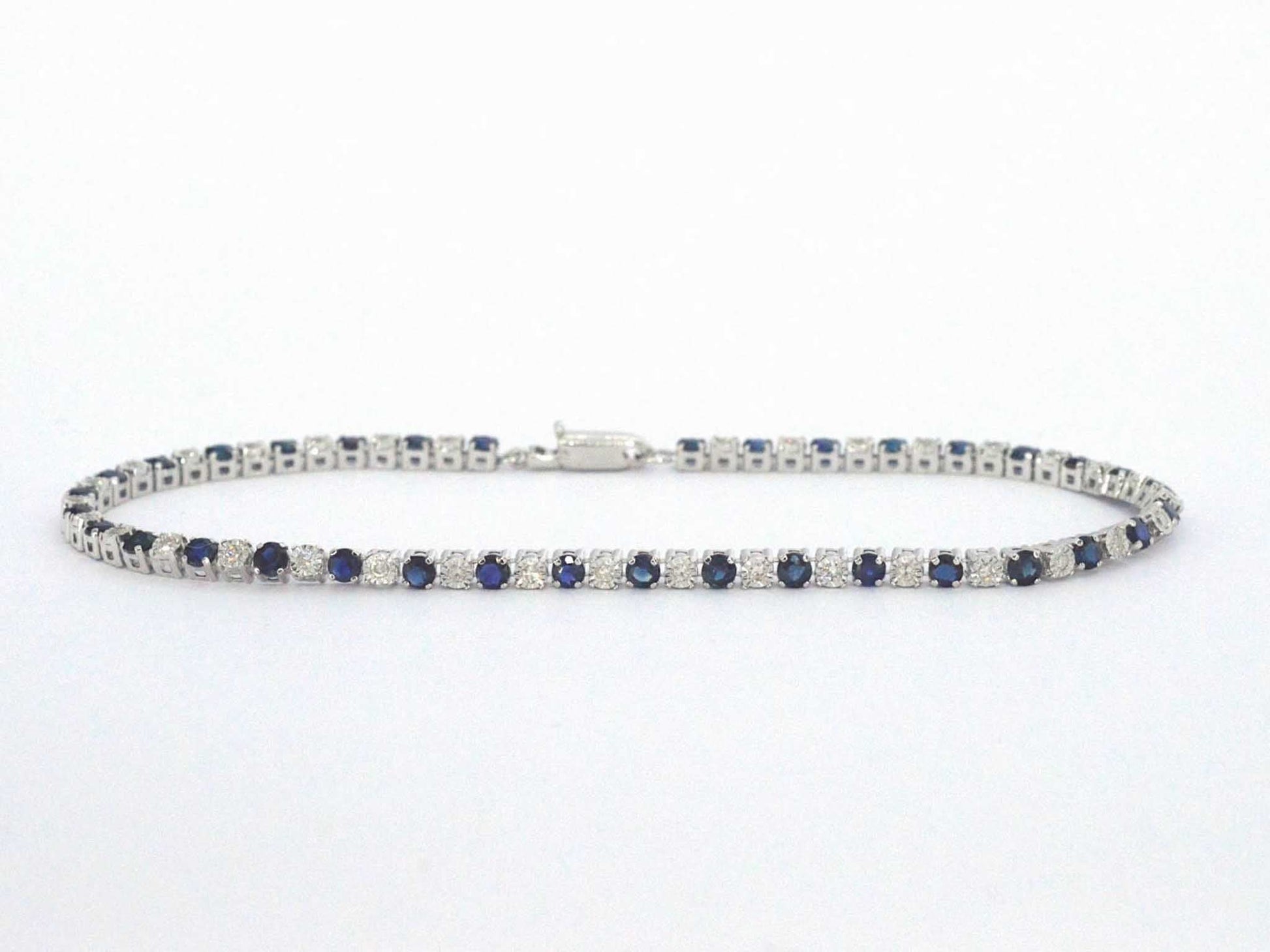 Witgouden tennis armband met diamanten en saffieren