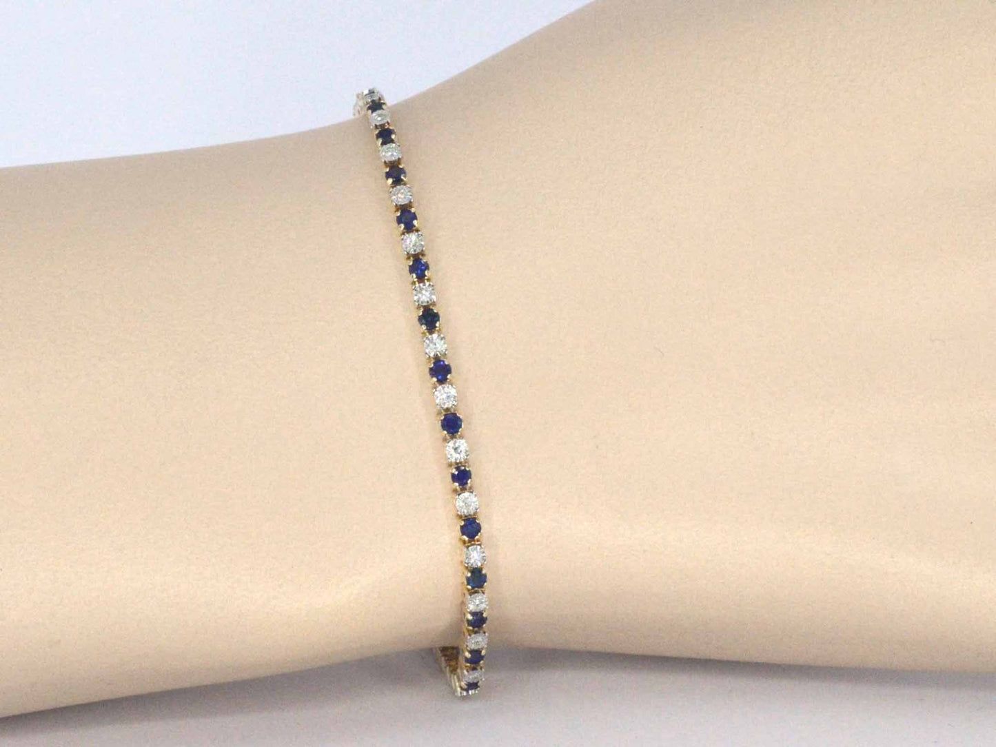 Gouden tennis armband met diamanten en saffieren