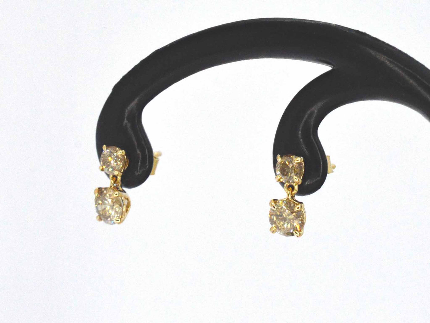 Gouden oorbellen met vier natuurlijke diamanten 1.60 carat