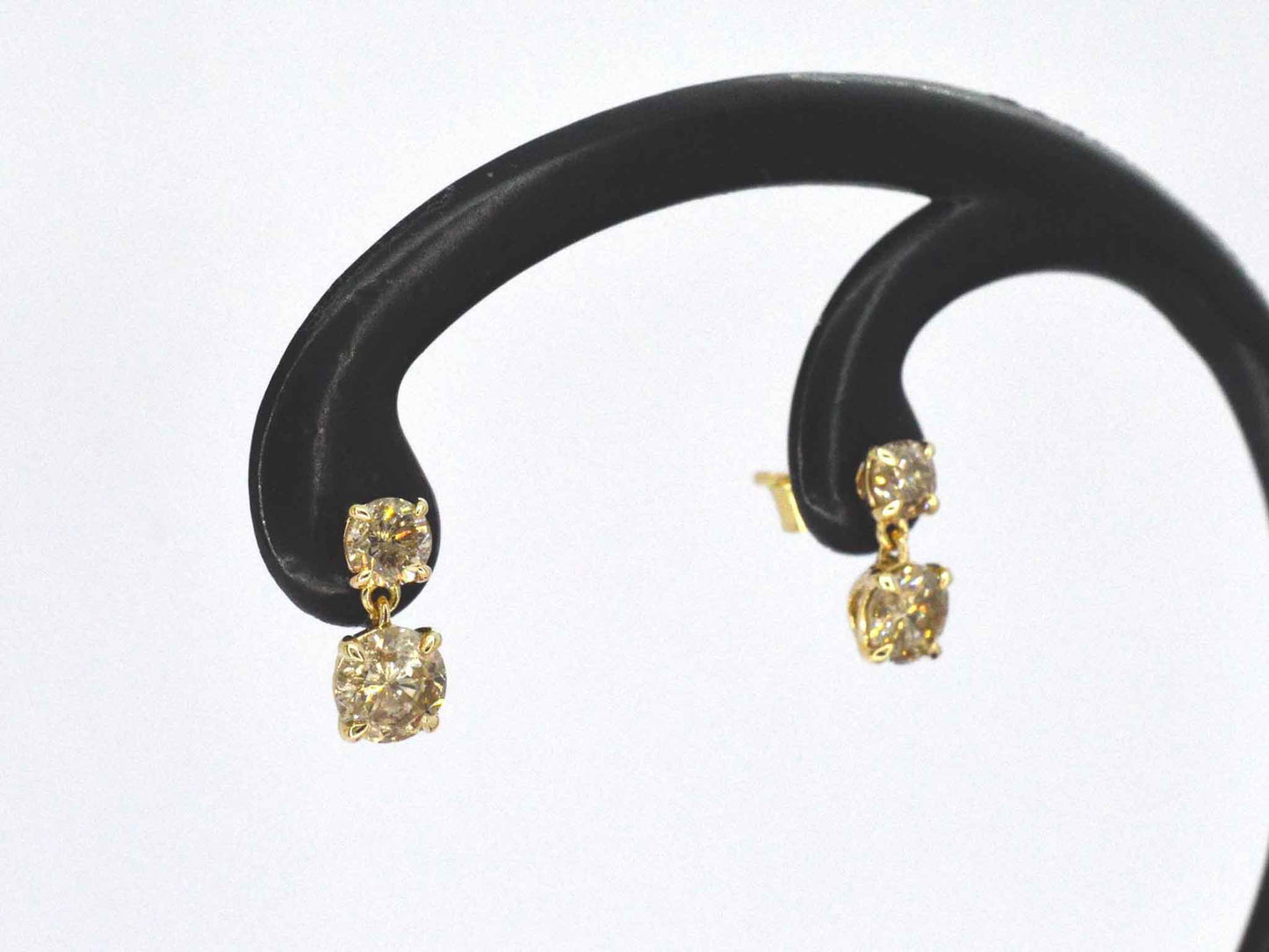 Gouden oorbellen met vier natuurlijke diamanten 1.60 carat