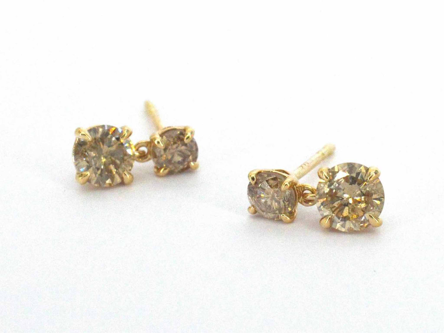 Gouden oorbellen met vier natuurlijke diamanten 1.60 carat