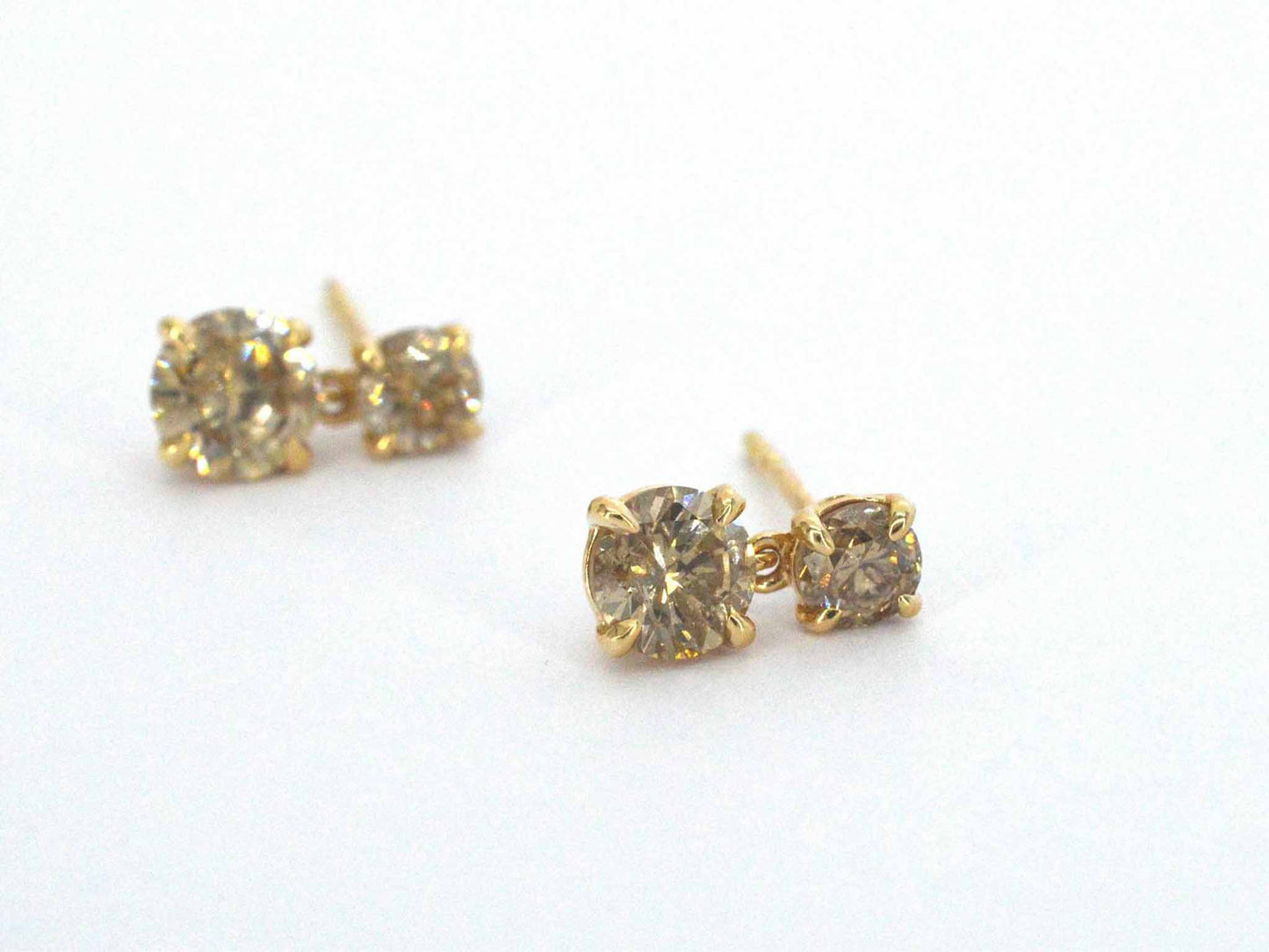 Gouden oorbellen met vier natuurlijke diamanten 1.60 carat