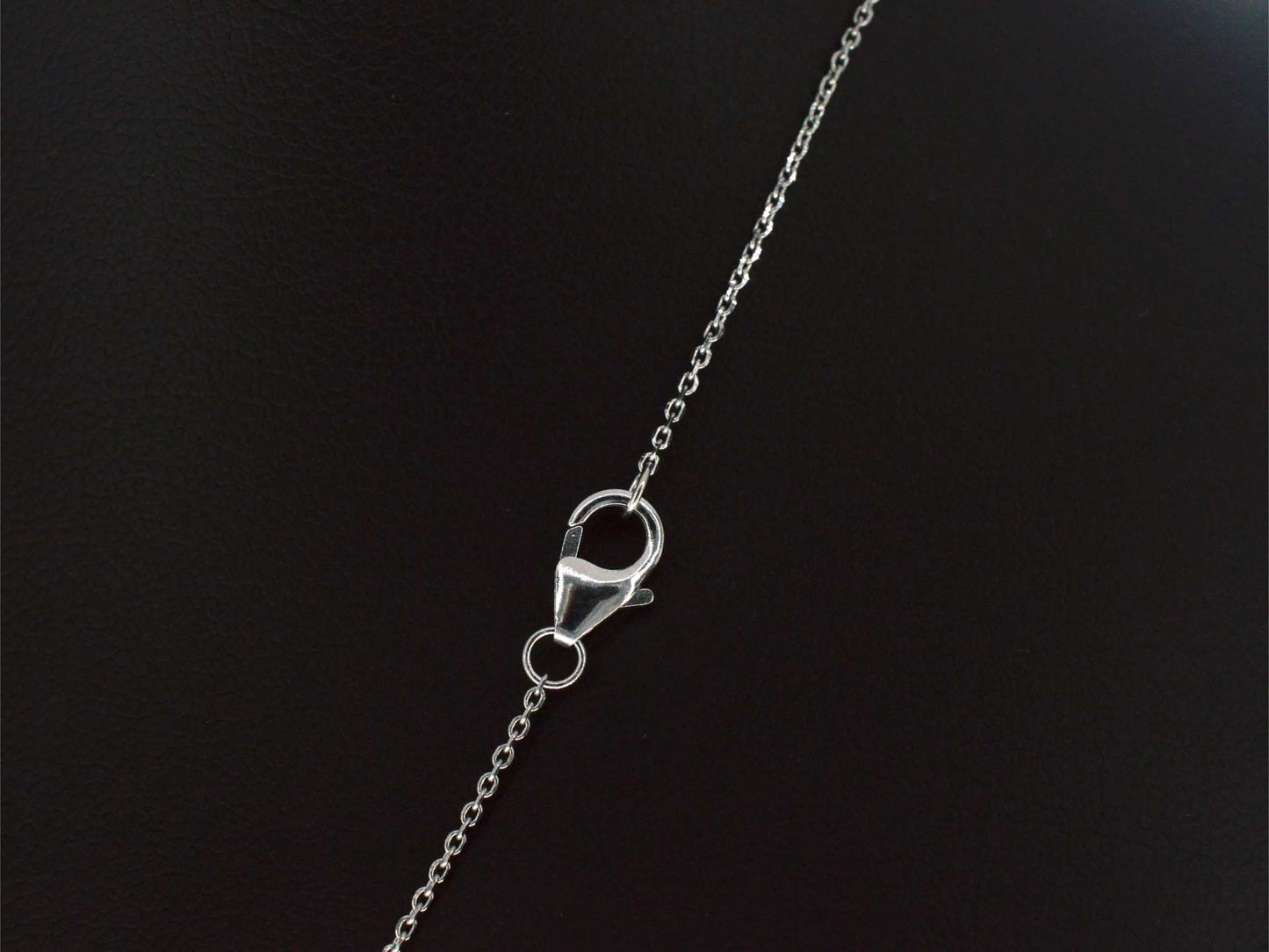 Witgouden hanger met diamanten en saffieren