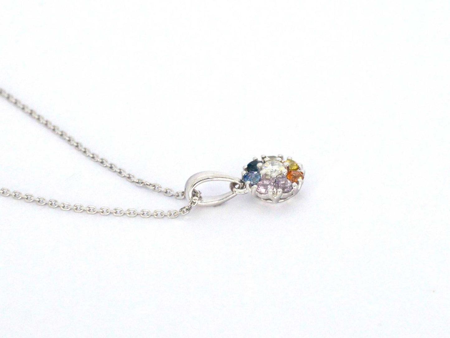 Witgouden hanger met diamanten en saffieren