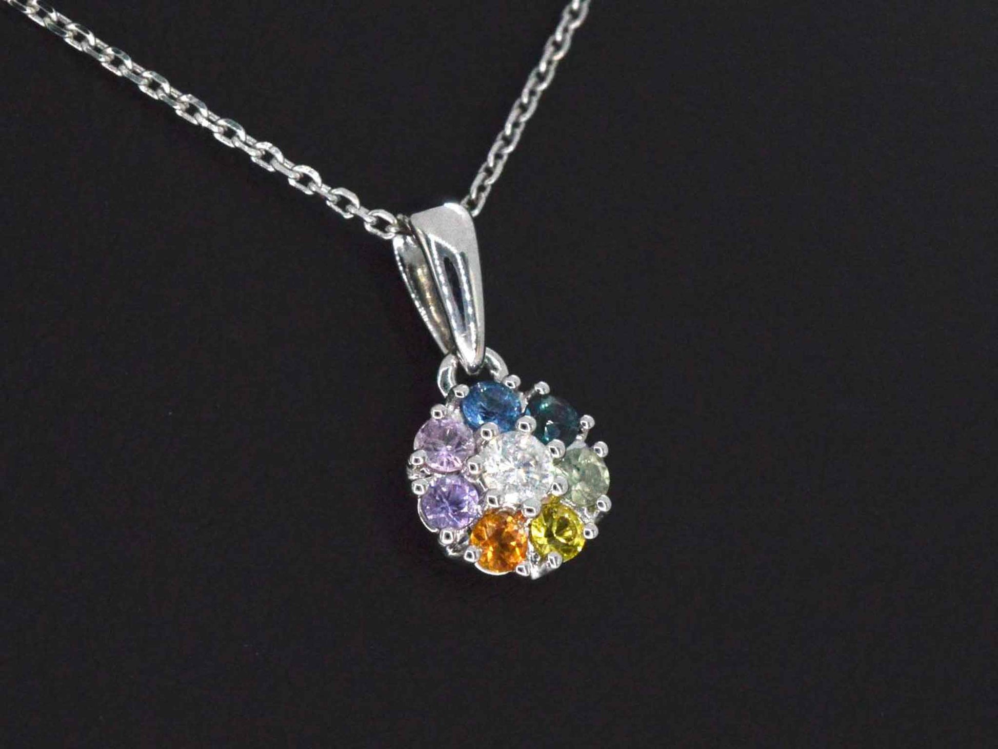 Witgouden hanger met diamanten en saffieren