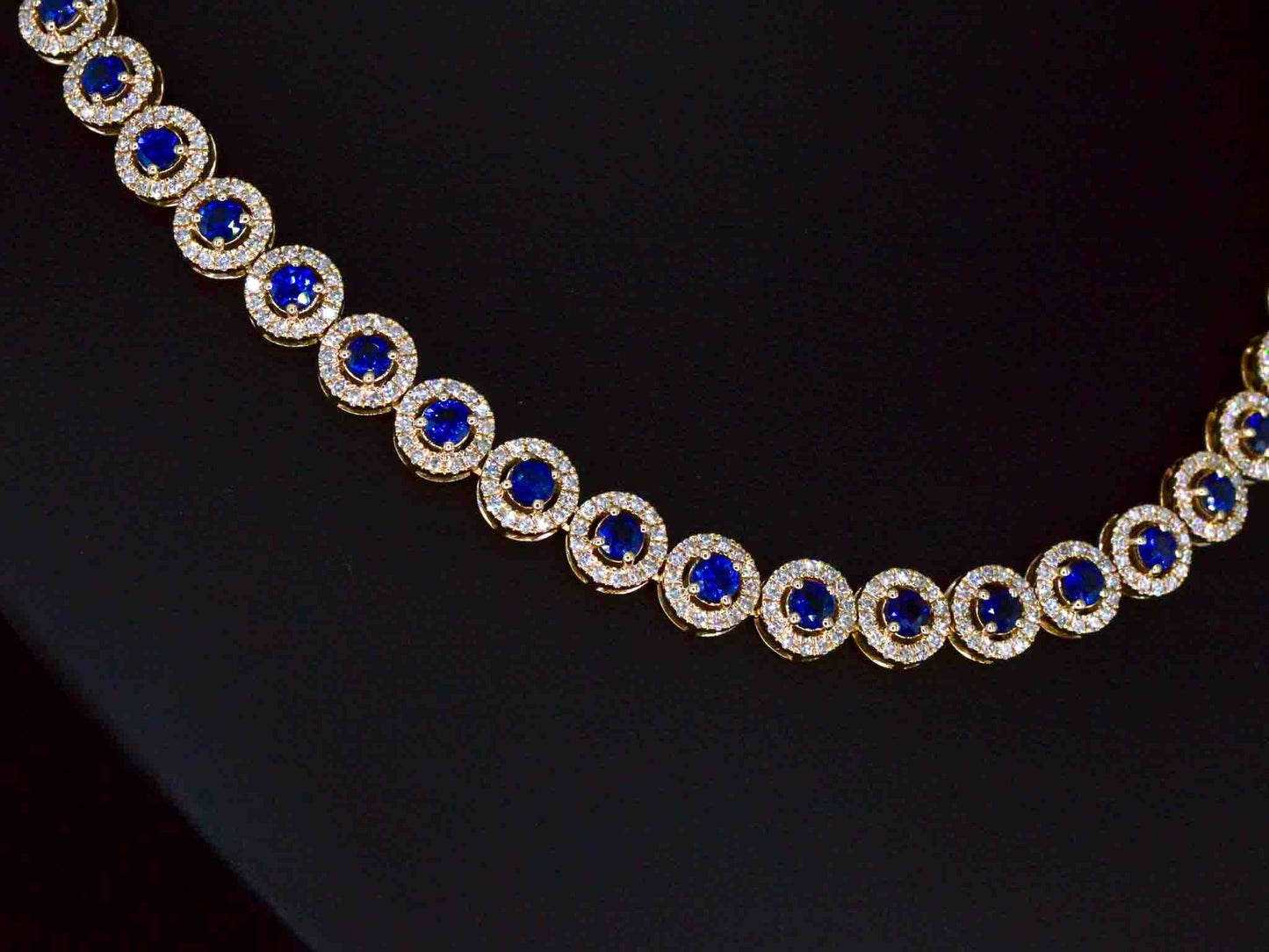 Gouden collier volledig met witte diamanten en saffieren 17.00 carat