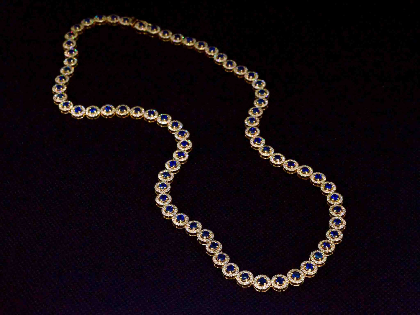 Gouden collier volledig met witte diamanten en saffieren 17.00 carat